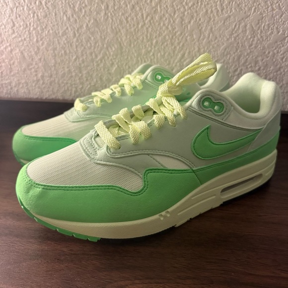 NEW Nike Air Max 1 '87 Vapor Green Athletic Sneakers HJ7329-376 (Women 9/M 7.5) - Picture 2 of 7